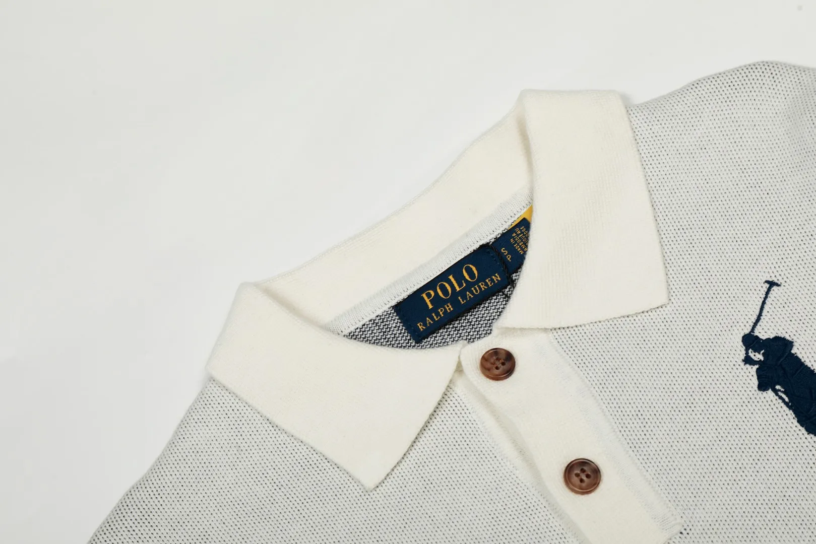 P250 Top quality" Style number: DS164# (not off the shelves all year round) [Ralph Lauren autumn and winter Malaysia embroidered logo knitted POLO lapel sweater] ✅Ralph Lauren Ralph Lauren classic basic lapel POLO same style knitted autumn and winter sweater for men and women ✅Main supplier platform live broadcast Wholesale entity Replenish when out of stock Not off the shelf ✅ZP quality 1:1 version Scan the code to enter the GF website Counter quality ✅Detailed quality is the only one in Guangzhou Imported quality cotton yarn, 750g weight, focusing on high-end, cost-effective, good quality, needless to say, ✅The version is restored to the original order, the maximum size can be worn up to 190 pounds, loose, comfortable and stress-free, ✅The upper body is simple and easy to match, a must-have for male gods. Good-looking clothes are never picky. A must-have in couples' wardrobes. Size: S-XL. Color: Milk white, gray, black and white, black and red, navy white label, navy red label